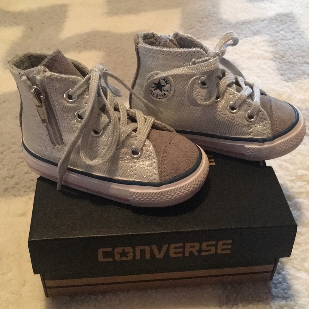 EEEEUC Converse high tops in silver. Size T4.